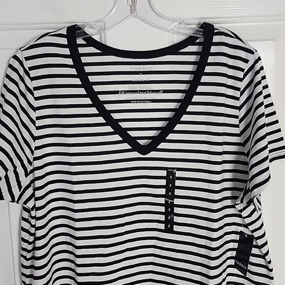 Torrid Black/White Girlfriend Signature Jersey V-neck Tee, NWT - Picture 2 of 7